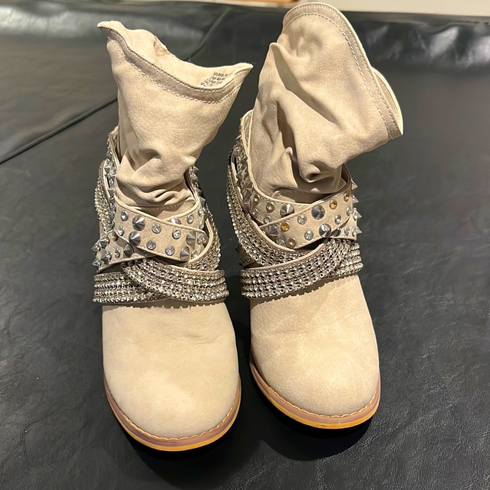 UNRL Rhinestone boots with heel in cream color